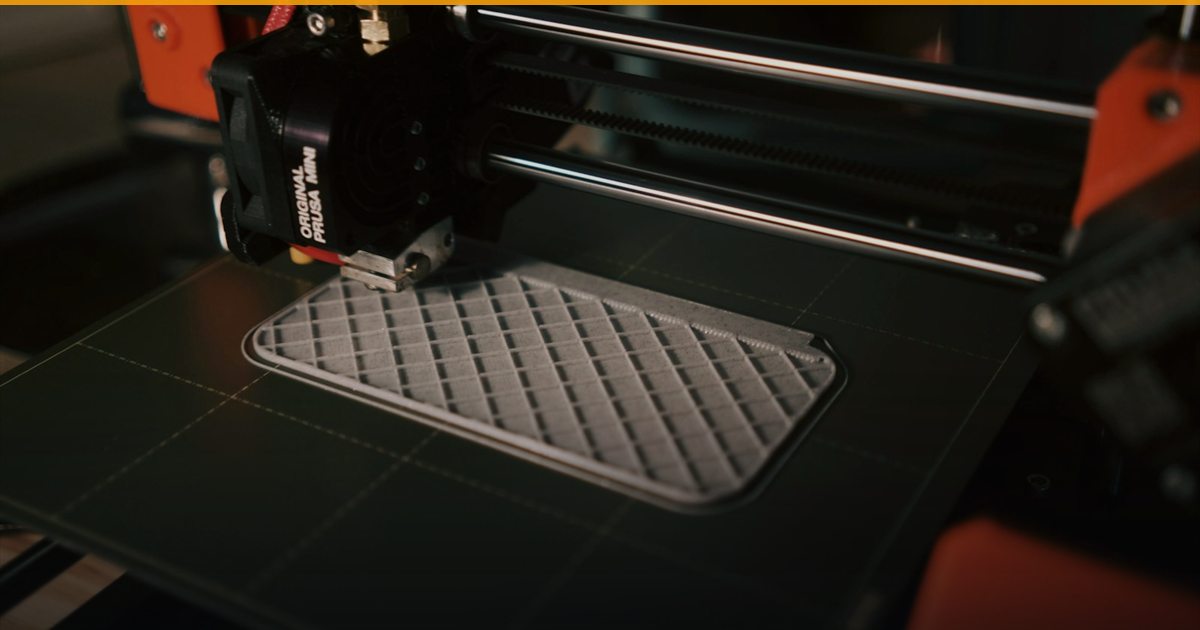 3D yazıcının tablasında basılan parça