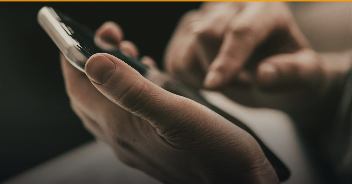 Person hält ein Smartphone