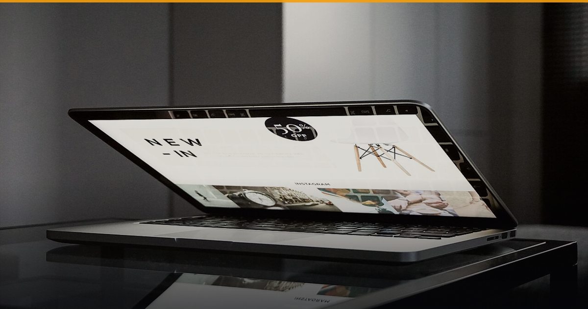 Açık dizüstü bilgisayar ve tablette site tasarımı