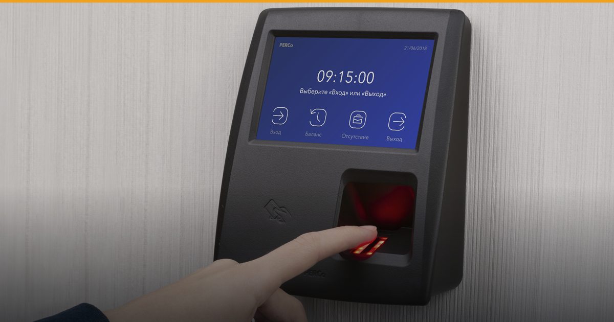 Geçiş kontrol terminaline parmağını basan kişi